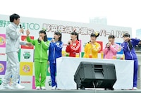 （左から）南海キャンディーズ山里、チームしゃちほこ。