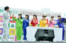 （左から）南海キャンディーズ山里、チームしゃちほこ。