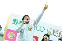 野菜生活スムージーを飲み干した南海キャンディーズ山里（中央）。