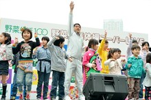 「チームしゃちほこの野菜生活体操」でセンターに立つ南海キャンディーズ山里（中央）。