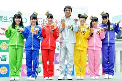 カゴメの野菜ジュース「野菜生活100」にまつわるPRイベントに出演した南海キャンディーズ山里（中央）と、チームしゃちほこ。