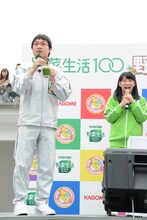 （左から）南海キャンディーズ山里、坂本遥奈。