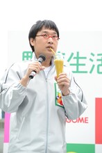 「野菜生活スムージー」を試飲する南海キャンディーズ山里。