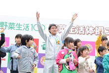 「チームしゃちほこの野菜生活体操」でセンターに立つ南海キャンディーズ山里（中央）。