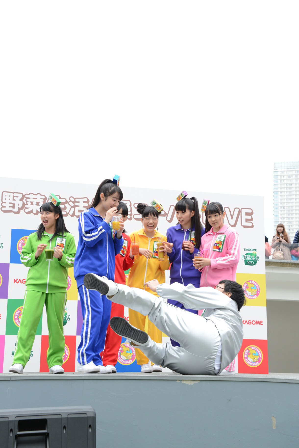 体操を踊ろうとしたところをすかされて転倒する南海キャンディーズ山里