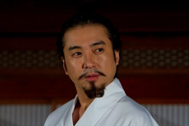 第1話信長は本当に潔く自害したのか？」のワンシーン。(c)ドラマ「新解釈・日本史」製作委員会2014