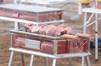 のちに「魅惑のブラジリアン・シュラスコ」として振る舞われるブロック肉。