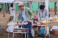 バーベキューの準備をするたけだバーベキュー（左）とバンビーノ藤田。