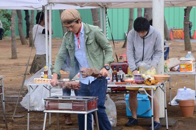 バーベキューの準備をするたけだバーベキュー（左）とバンビーノ藤田。