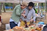 「魅惑のブラジリアン・シュラスコ」を記者たちに振る舞うたけだバーベキュー（左）とバンビーノ藤田。
