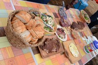 報道陣に振る舞われたバーベキューメニュー。