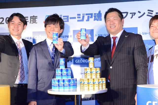 「2014年度ジョージア魂賞 ファンミーティング」に登場したアンジャッシュ渡部（左から2人目）と山崎武司（左から3人目）。