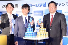 「2014年度ジョージア魂賞 ファンミーティング」に登場したアンジャッシュ渡部（左から2人目）。