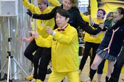 フラッシュモブダンスに合流するダンディ坂野。