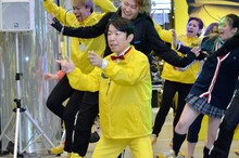 フラッシュモブダンスに合流するダンディ坂野。
