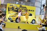 フラッシュモブダンスの最後に決めポーズを取る（中央左から）中村アン、ダンディ坂野。