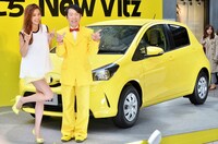 トヨタ自動車の「ヴィッツ」PRイベントに登場したダンディ坂野、中村アン（左）。