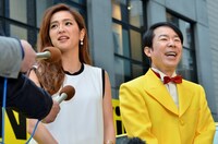 （左から）中村アン、ダンディ坂野。