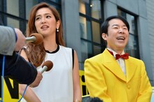 （左から）中村アン、ダンディ坂野。