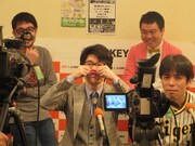 視聴者のリクエストに答え上唇の裏側を見せる大輪教授。