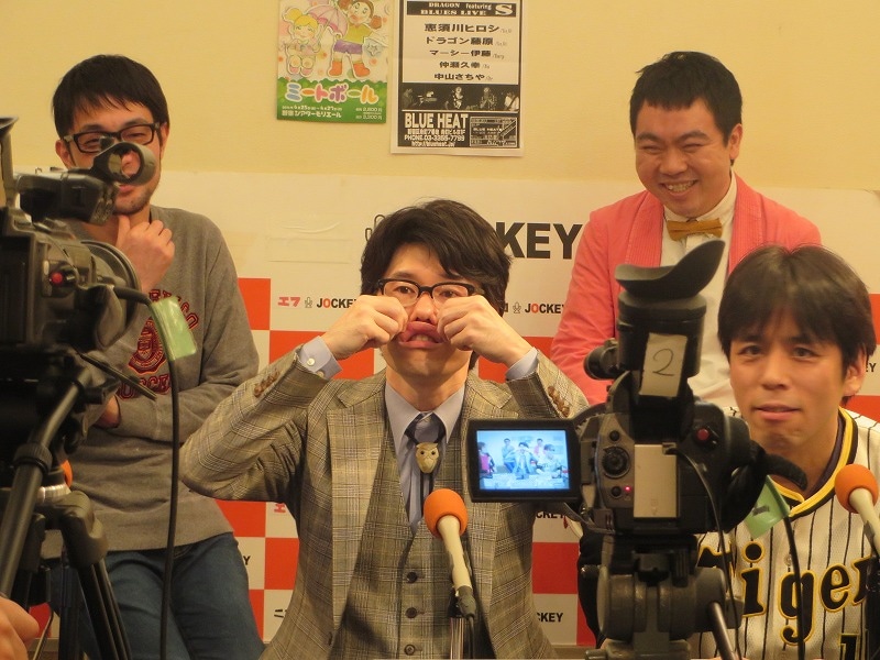 視聴者のリクエストに答え上唇の裏側を見せる大輪教授。