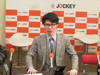 「ニコジョッキー」の番組「若手ベテラン会」で「笑いとは？」という質問に答える大輪教授。