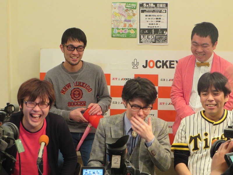 急に森田に口と鼻をふさがれた大輪教授。