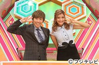 「クイズ30～団結せよ！～」MCの（左から）ロンドンブーツ1号2号・田村淳、ローラ。(c)フジテレビ