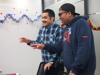 「えがお∞（むげんだい）プロジェクト ハーフ芸人と初心者英会話レッスンが受けられる」の様子。左からデニス植野、マテンロウ・アントニー。