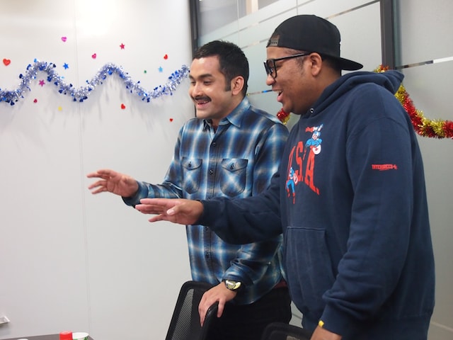 「えがお∞（むげんだい）プロジェクト ハーフ芸人と初心者英会話レッスンが受けられる」の様子。左からデニス植野、マテンロウ・アントニー。