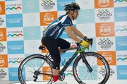 自転車に乗って登場した団長安田。