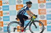 自転車に乗って登場した団長安田。