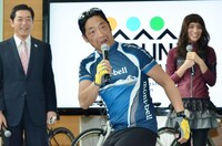 ドラマ「半沢直樹」の大和田常務のモノマネを披露する団長安田。