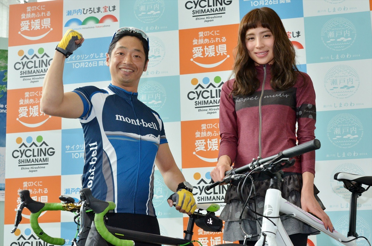 国際サイクリング大会「サイクリングしまなみ」の記者発表イベントに登場した（左から）安田大サーカス・団長安田、ラブリ。