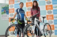 （左から）団長安田、ラブリ。