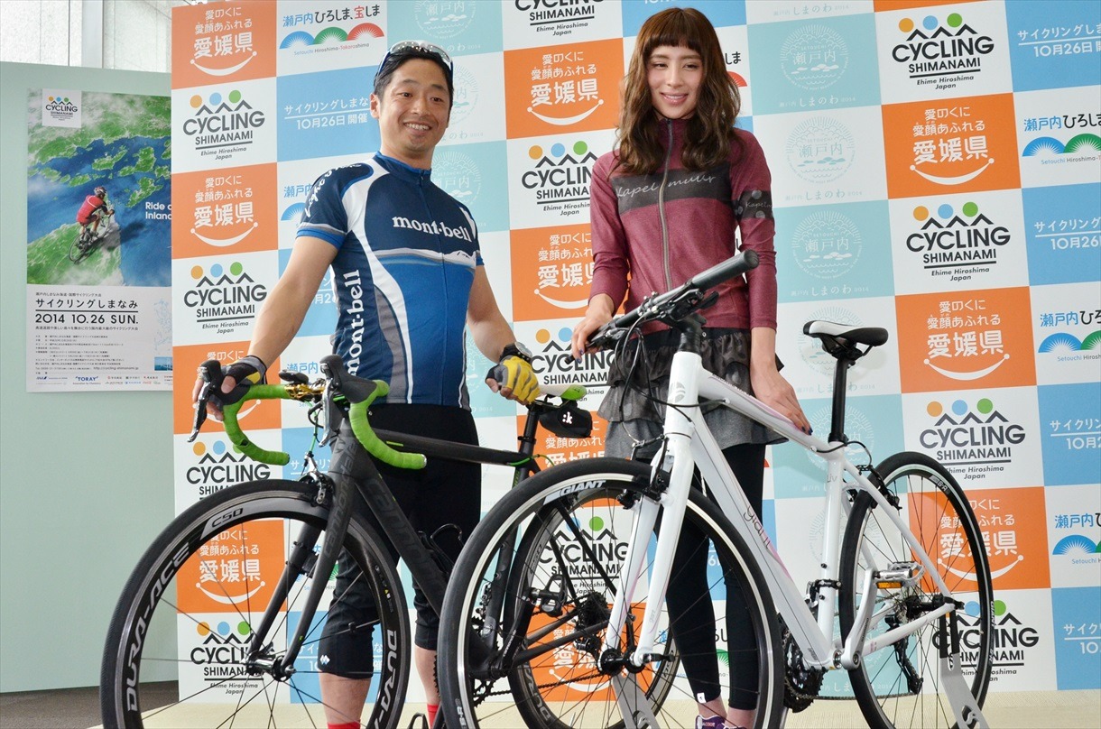 （左から）団長安田、ラブリ。