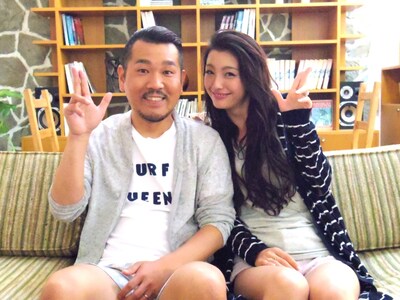 九州男のビデオクリップ「窓の外はもう日曜日～フジモン＆ユッキーナVersion.～」に出演するFUJIWARA藤本、木下優樹菜夫妻。
