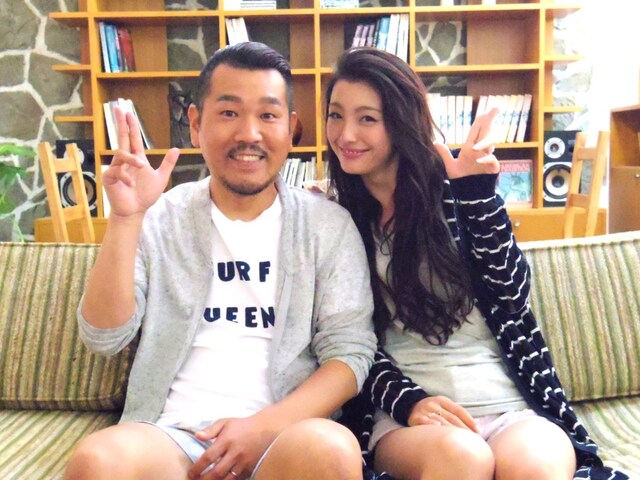 九州男のビデオクリップ「窓の外はもう日曜日～フジモン＆ユッキーナVersion.～」に出演するFUJIWARA藤本、木下優樹菜夫妻。