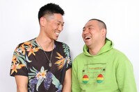 「よしもとJOOKEY for スゴ得」にて、レイザーラモン出演の新コンテンツ「パパ芸人が鮮やかに解決！連休あるある、お悩み相談！」に登場したレイザーラモン。