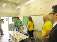 写真撮影前のプロレスラーあるあるを実演するレイザーラモンとそれを笑う真壁と棚橋。