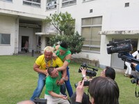 「激情プロレスリング 爆笑！大阪頂上決戦」開催発表記者会見でわらび餅をつまみ食いしたレイザーラモンRGに激怒する真壁刀義。