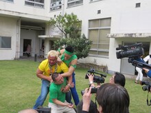 「激情プロレスリング 爆笑！大阪頂上決戦」開催発表記者会見でわらび餅をつまみ食いしたレイザーラモンRGに激怒する真壁刀義。