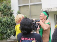 口の周りのきな粉に目をつけられ真壁に攻められるHG。