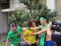 口の周りがきな粉だらけの棚橋を真壁から守るレイザーラモン。