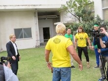 にらみ合う真壁とレイザーラモン＆棚橋。