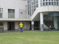 1人去っていく真壁。