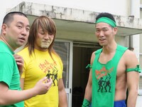 真壁の怒りぶりに呆然とするレイザーラモンと真壁。