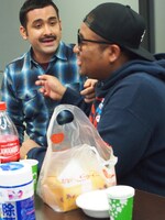 「えがお∞（むげんだい）プロジェクト ハーフ芸人と初心者英会話レッスンが受けられる」の様子。