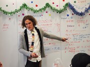 「えがお∞（むげんだい）プロジェクト ハーフ芸人と初心者英会話レッスンが受けられる」の様子。写真はチャド・マレーン。