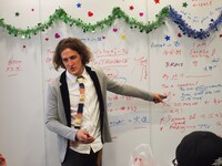 「えがお∞（むげんだい）プロジェクト ハーフ芸人と初心者英会話レッスンが受けられる」の様子。写真はチャド・マレーン。